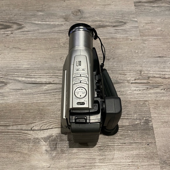 JVC GR-SXM750U Compact VHS Camcorder Cassette Player With Charger - Picture 2 of 7